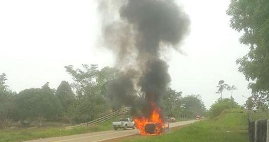 Perigo: família escapa ilesa após veículo ser incendiado na estrada do Pacífico