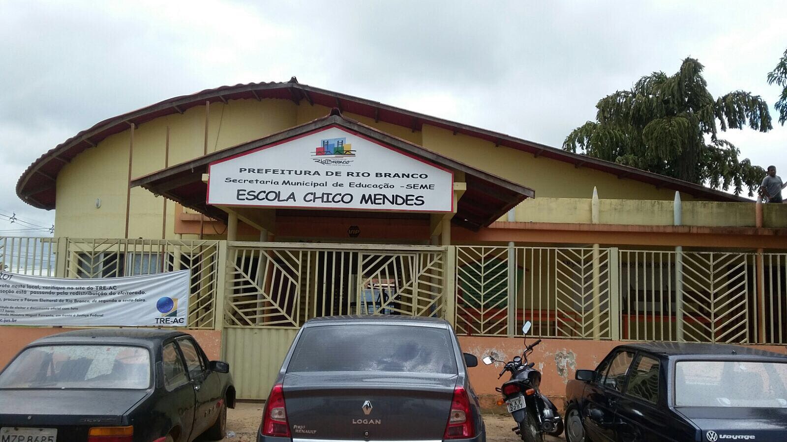Vereadora Lene Petecão denuncia falta de estrutura em escola do Segundo Distrito da Capital