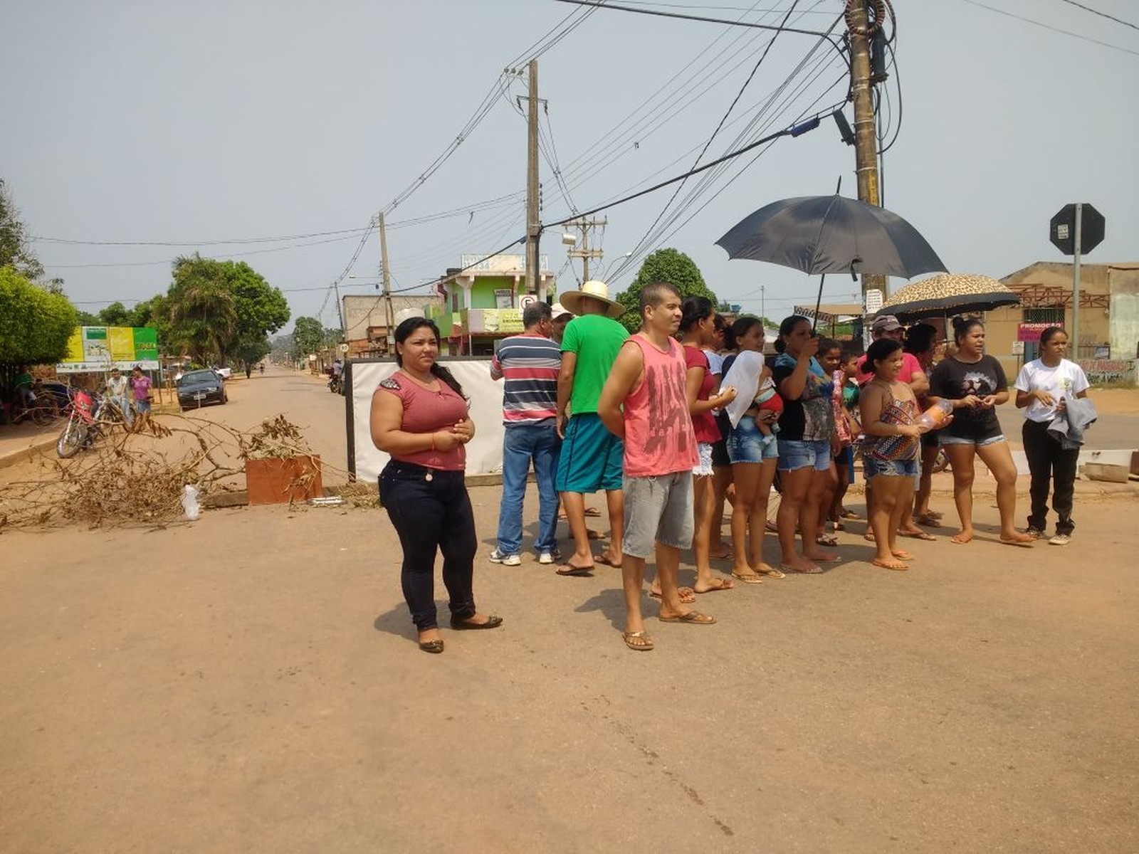 Moradores da Sobral fecham rua para reclamar da falta de pavimentação e saneamento