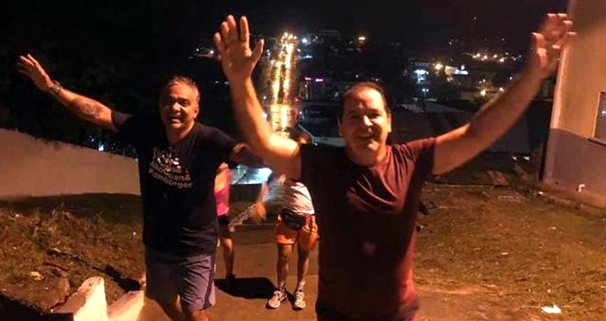 Tião caminha em Cruzeiro do Sul, sobe Morro da Glória e nem comenta escândalo da Emurb
