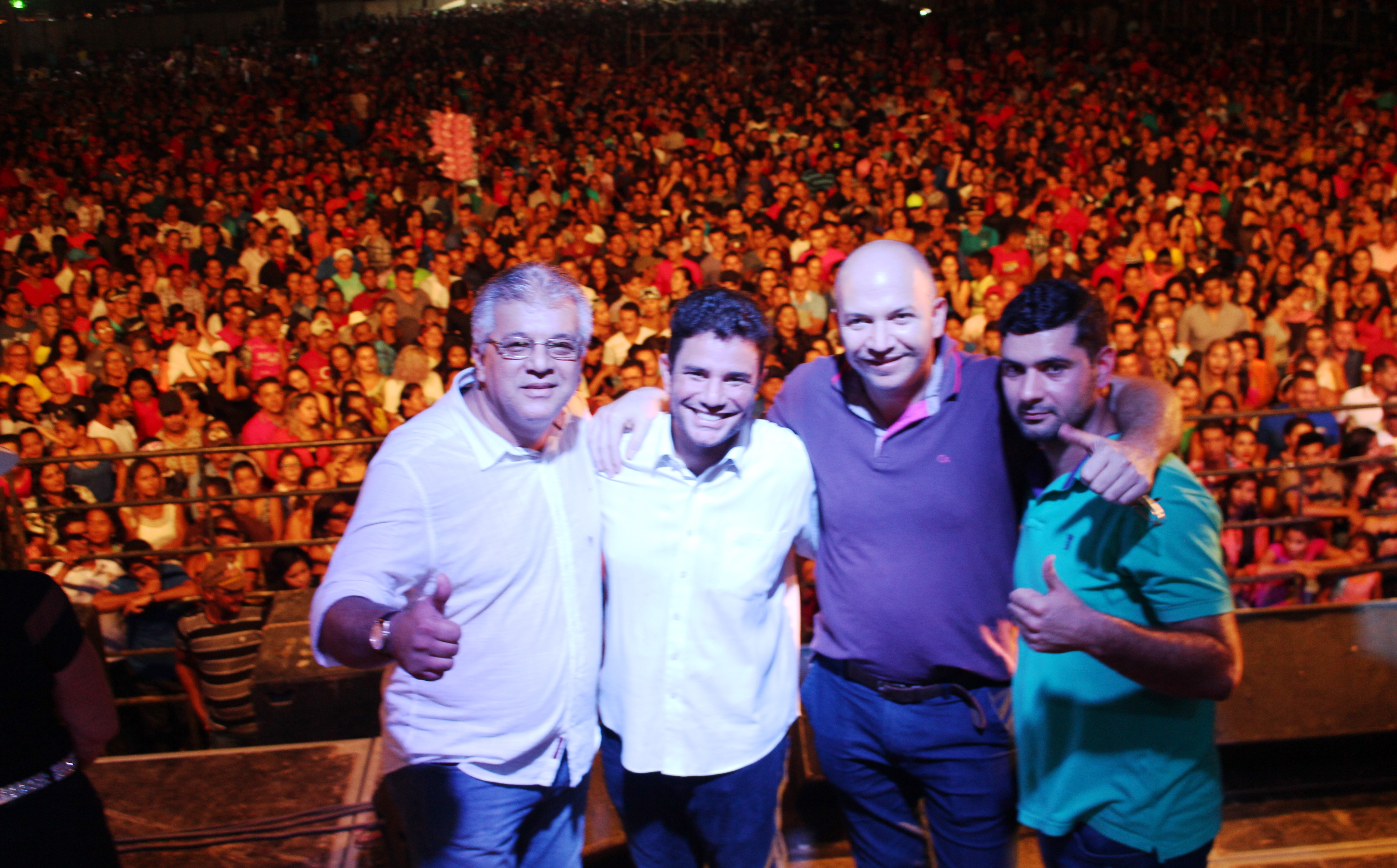 Gladson Cameli entrega usina de asfalto para Sena Madureira em evento com 10 mil pessoas
