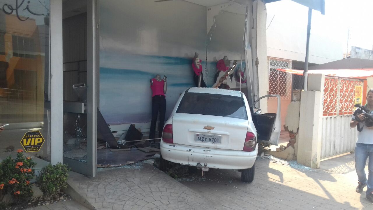 Câmeras de segurança flagram veículo invadindo loja na Avenida Ceará