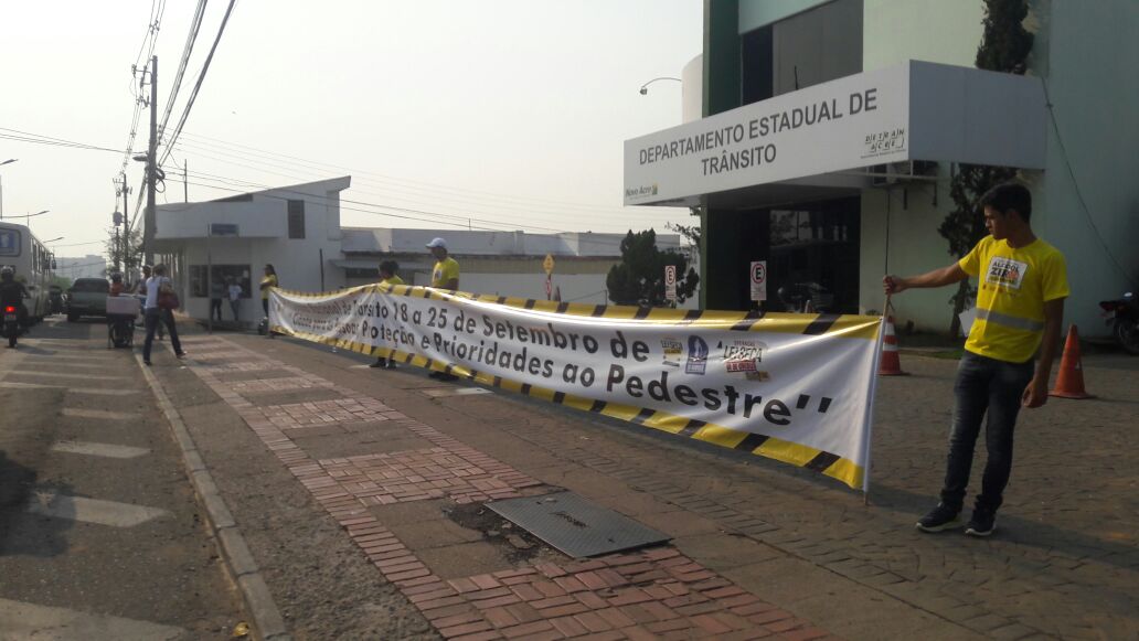 Após atropelamento de coordenador de trânsito, agentes estendem faixas no local