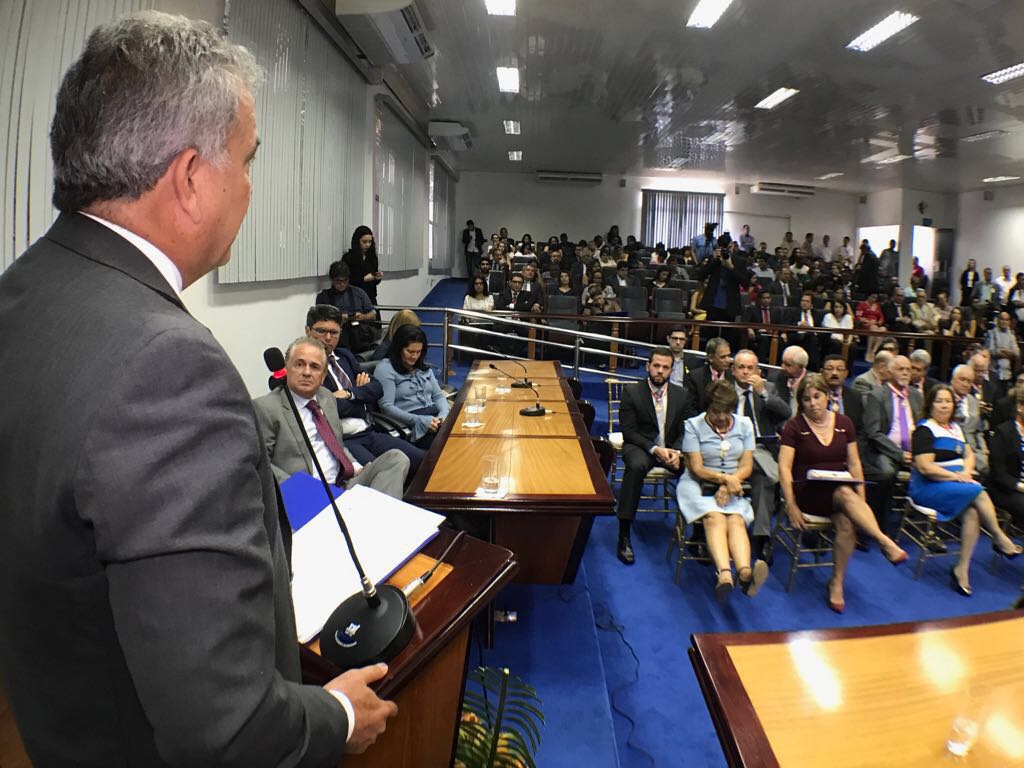 Em solenidade do TCE, Petecão elogia família Viana “é bom receber homenagem em vida”
