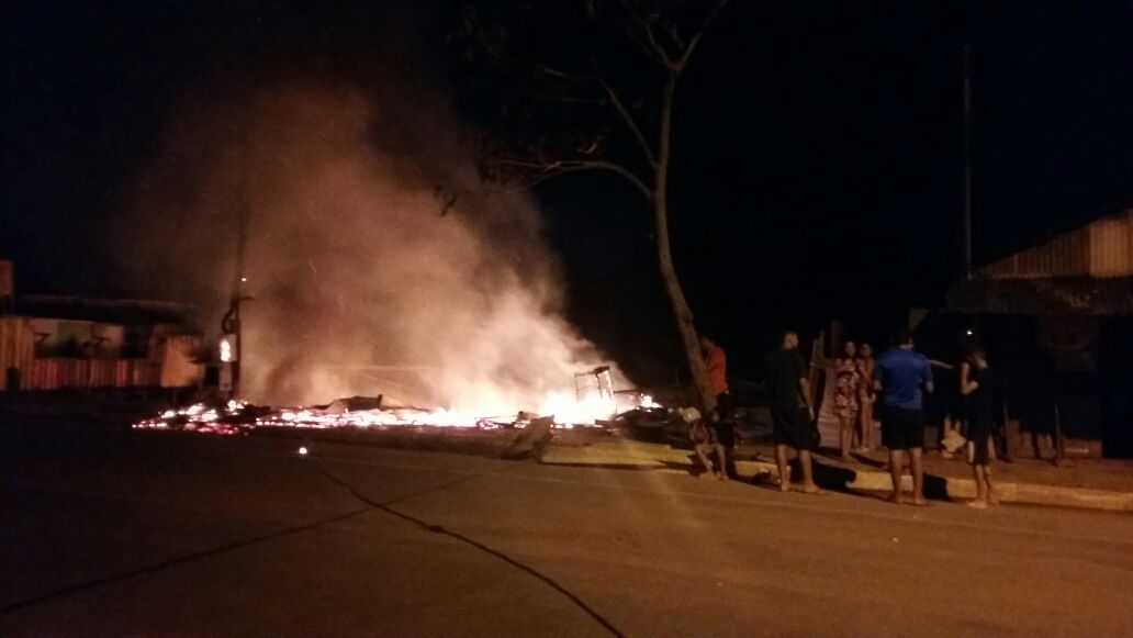 Tapeçaria na Sobral é consumida pelo fogo e proprietário acredita em possível incêndio criminoso