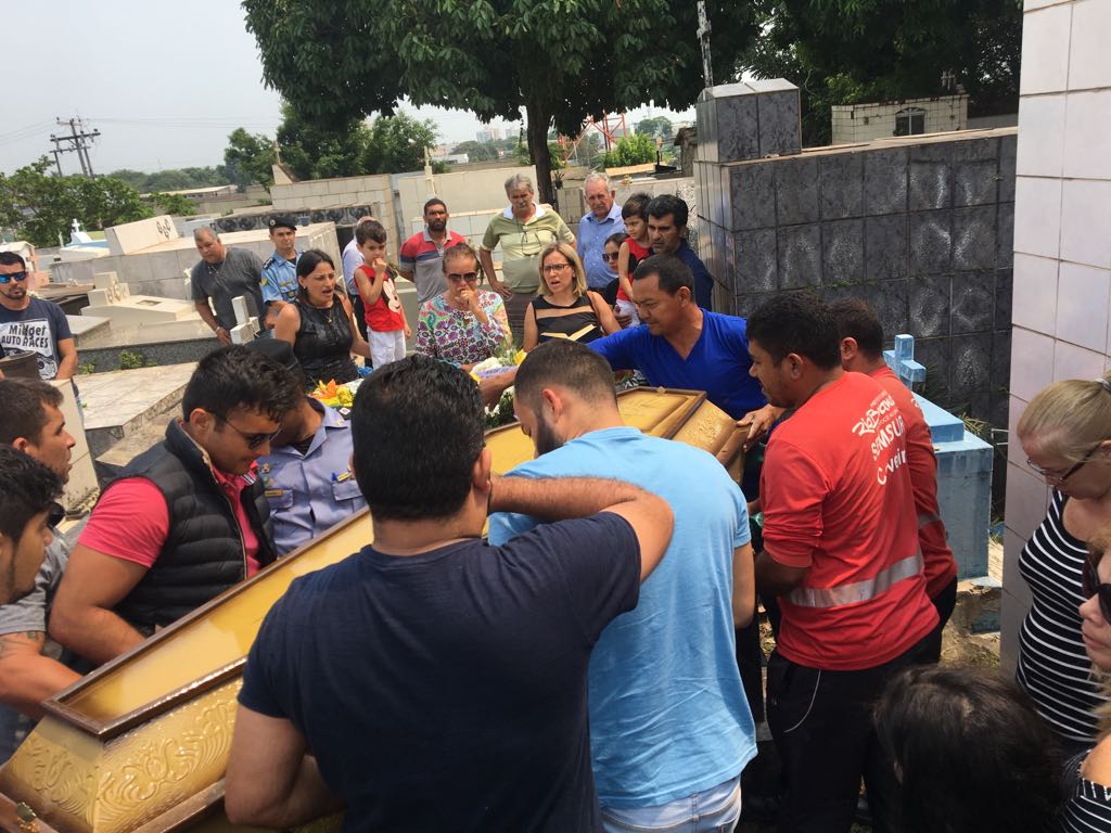 Coronel Manoel Pedro Neto é sepultado por familiares e amigos em comoção
