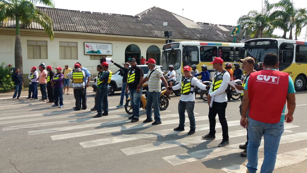 Motofretistas interditam ruas no centro da Capital e afirmam: “Há corrupção no transporte público”