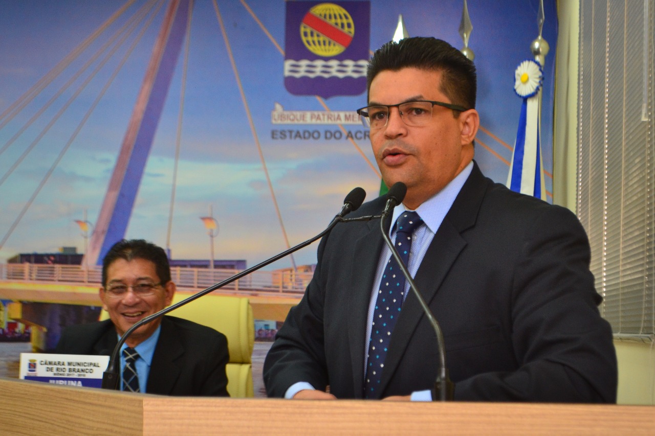 Manuel Marcos apresenta projeto de alteração na Lei do tempo de espera em filas de bancos