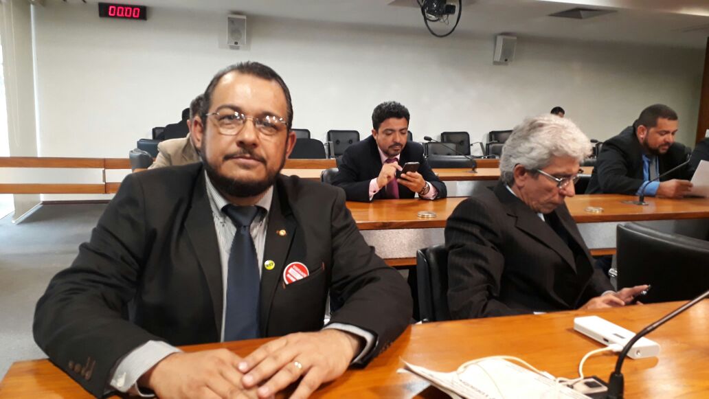 Senado adia votação sobre regulamentação do Uber e taxistas traça novas estratégias