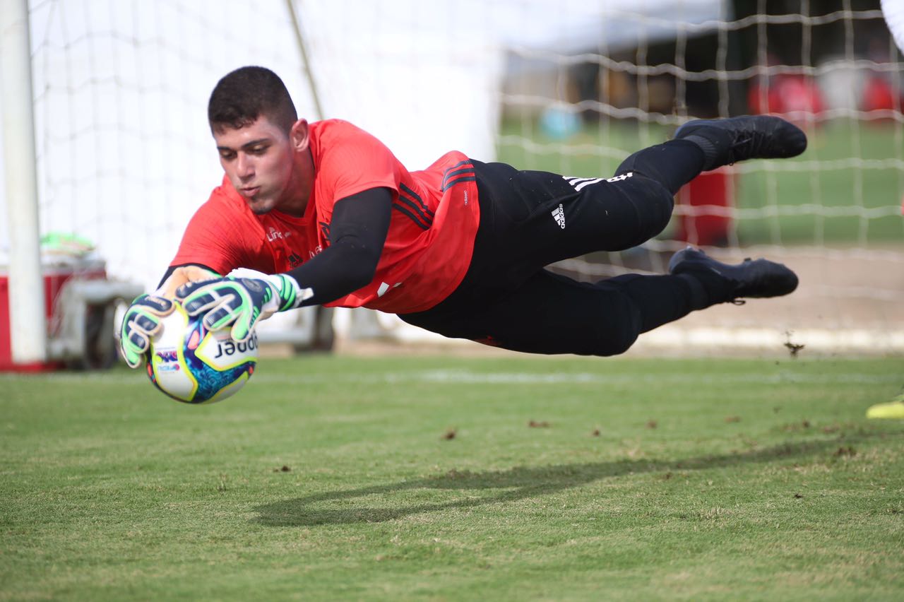 Jogador acreano do Flamengo retorna à Capital para realizar fisioterapia
