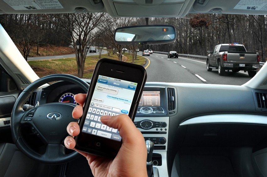 Estudos apontam que uso de celular ao volante aumenta em 400% em acidentes