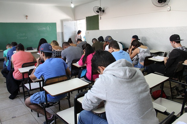 Mais da metade dos adultos brasileiros não chegam ao ensino médio, diz OCDE