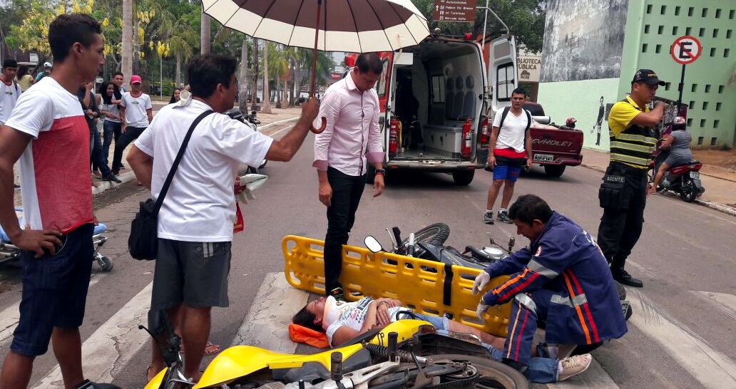 Motociclista dá a vez para idoso atravessar e acaba sofrendo acidente no Centro de Rio Branco