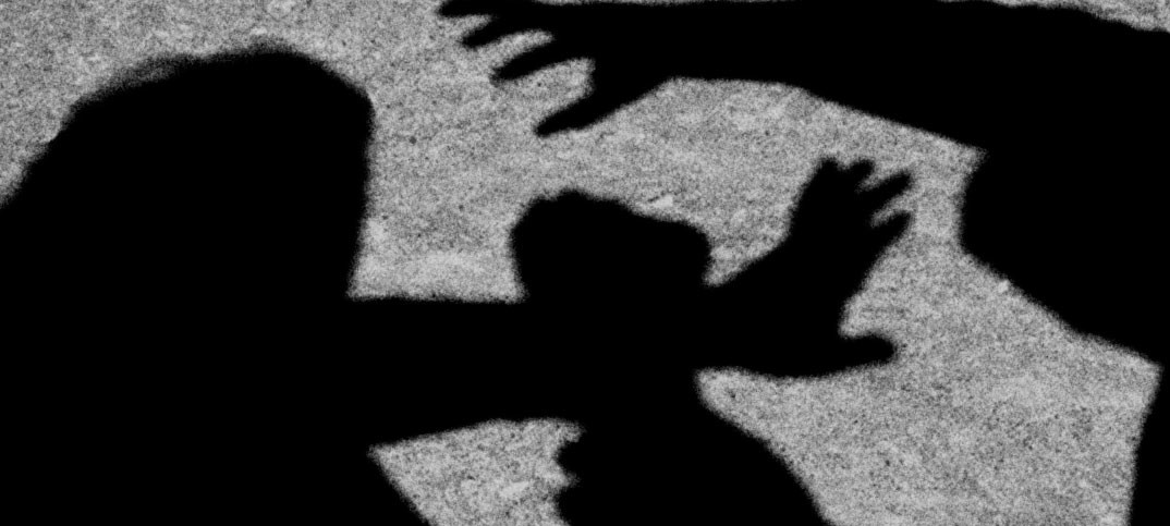 Mãe é acusada de torturar e até fraturar uma perna da filha de apenas 11 meses