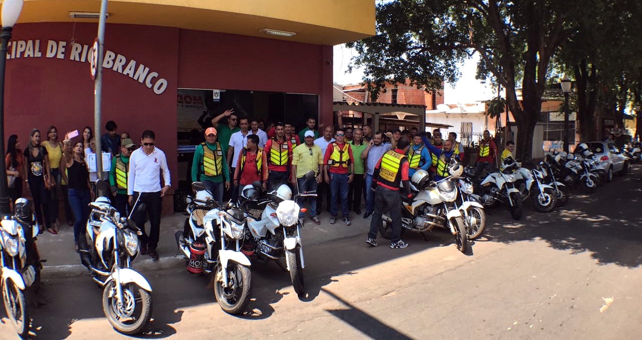 Taxistas e mototaxistas prometem radicalizar se vereadores aprovarem o Uber