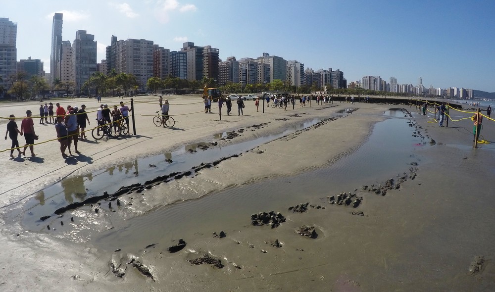 Maré baixa revela raro tesouro arqueológico em praia de SP: ‘Mistério’