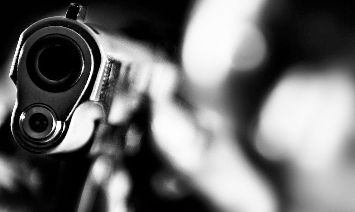 Homem é encontrado morto com tiro nas costas no quintal de uma casa em Rio Branco