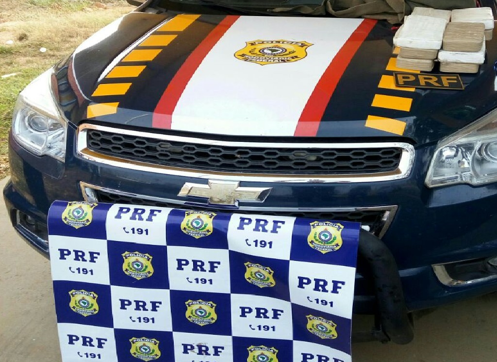 PRF apreende 23 quilos de cocaína na BR 317 e suspeitos abandonam carro e drogas