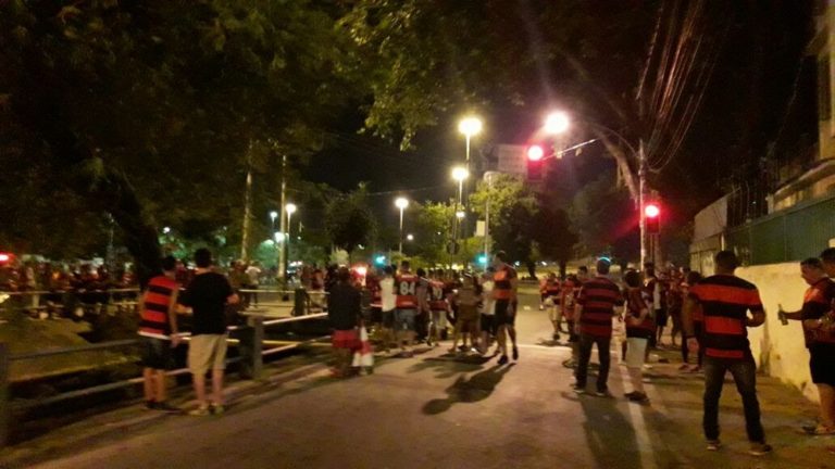 Brigas, invasão, ingressos falsos: tensão no Maracanã antes da final Fla x Cruzeiro