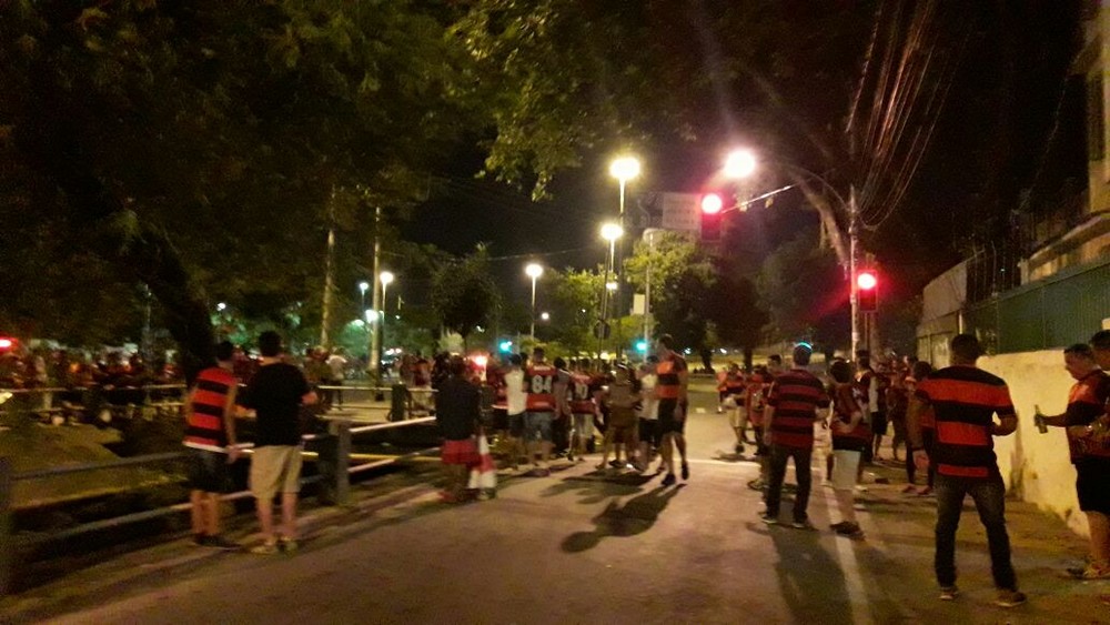 Brigas, invasão, ingressos falsos: tensão no Maracanã antes da final Fla x Cruzeiro