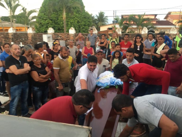 Radialista Carlúcio Roque é sepultado em clima de comoção e tristeza em Sena Madureira
