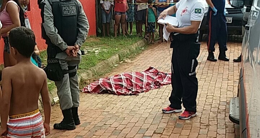 Adolescente de 13 anos reage a assalto e acaba assassinado na frente da sua mãe no bairro Bahia