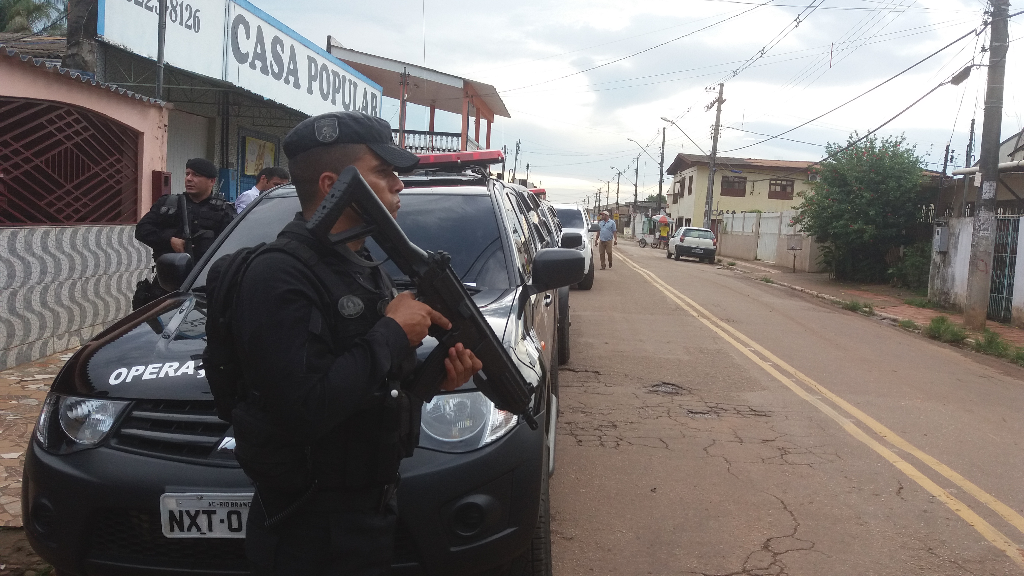 Forças de Segurança realizam varredura no bairro Seis de Agosto, em Rio Branco