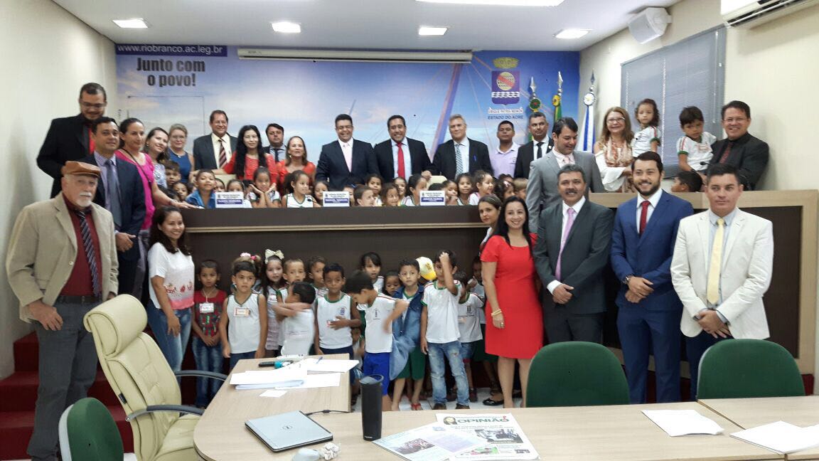 Câmara faz homenagem a alunos da escola que leva o nome de vereador Jessé Santiago