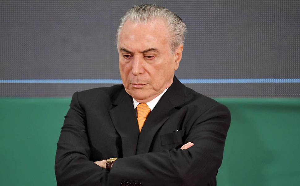 Para evitar desgaste, aliados estudam faltar para não votar com Temer