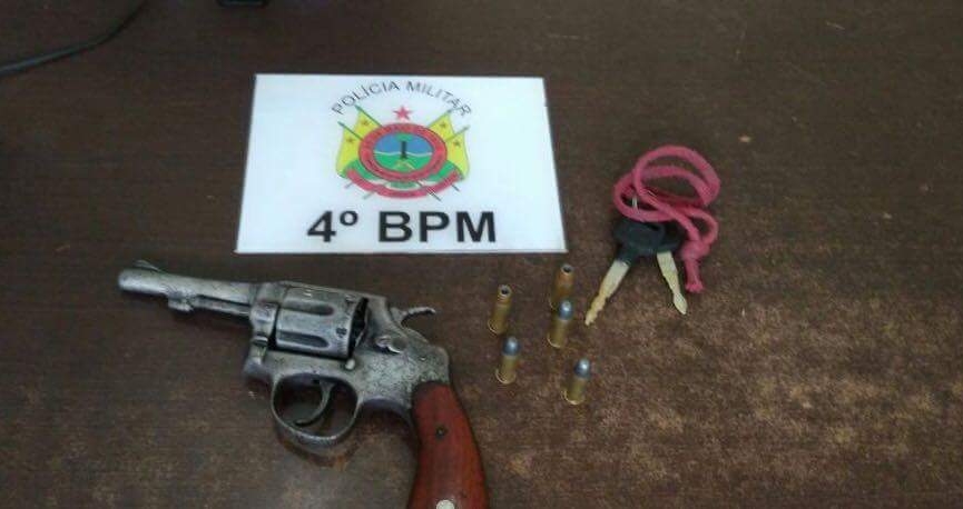 Polícia Militar apreende arma de fogo e recupera motocicleta roubada no Rui Lino