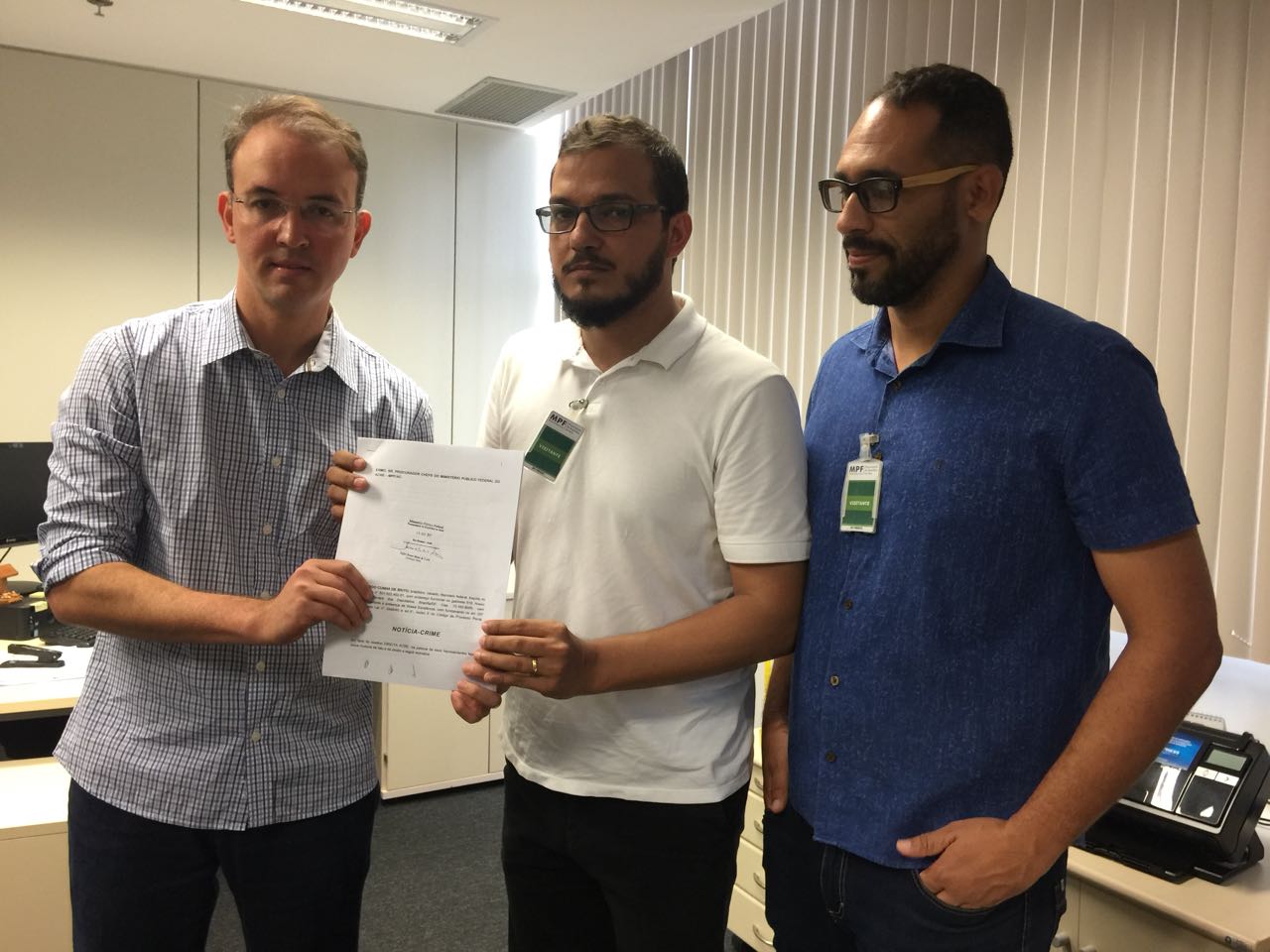 Parlamentares e ativista acreanos protocolam denúncia no MPF contra apologia à tortura