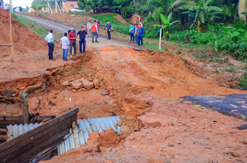 Após desmoronamento, mutirão garante tráfego em desvio na Estrada do Quixadá