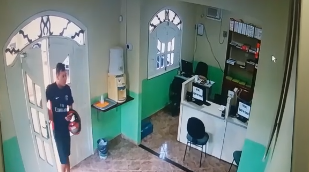 Vigilante tem arma roubada durante assalto ao Detran de Senador Guiomard; Veja o vídeo da ação