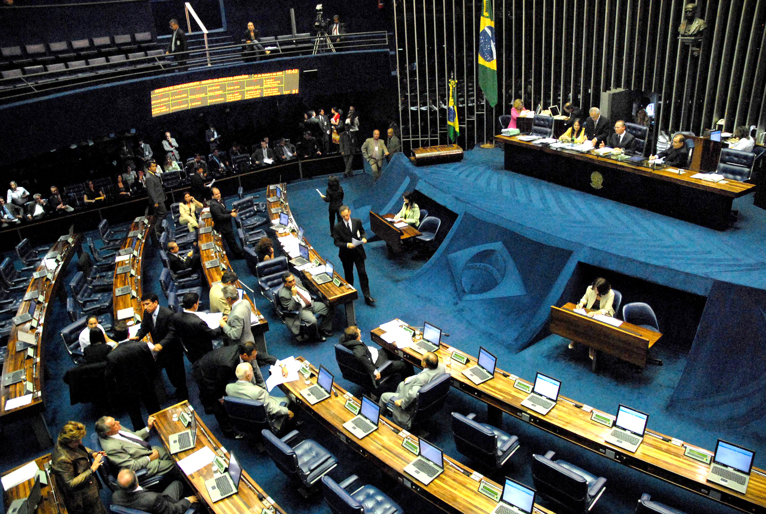 Senado aprova PEC que extingue coligações em 2020 e cria cláusula de barreira