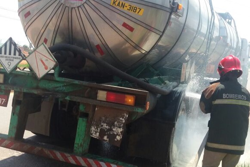 Caminhão transportando produtos químicos pega fogo e assusta motoristas na Via Verde