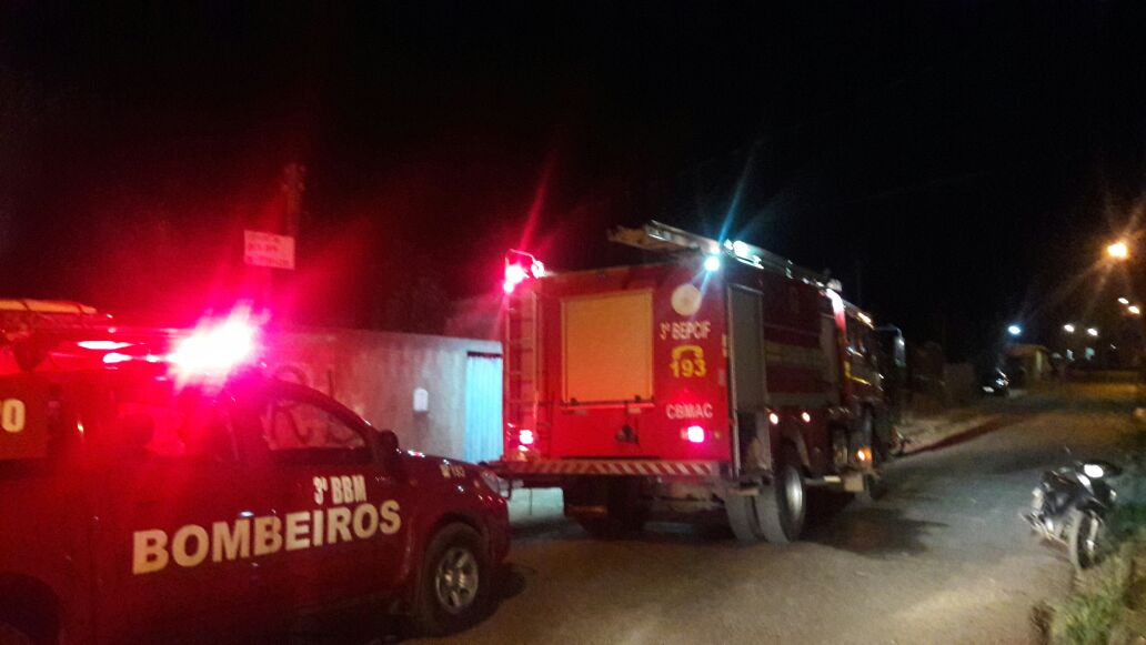 Incêndio destrói completamente casa de madeira no bairro Betel em Rio Branco