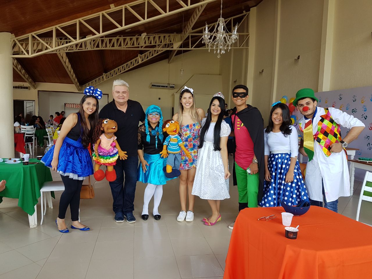 Madrinhas da Unacon levam brinquedos e alegria para florzinhas e super-heróis do câncer