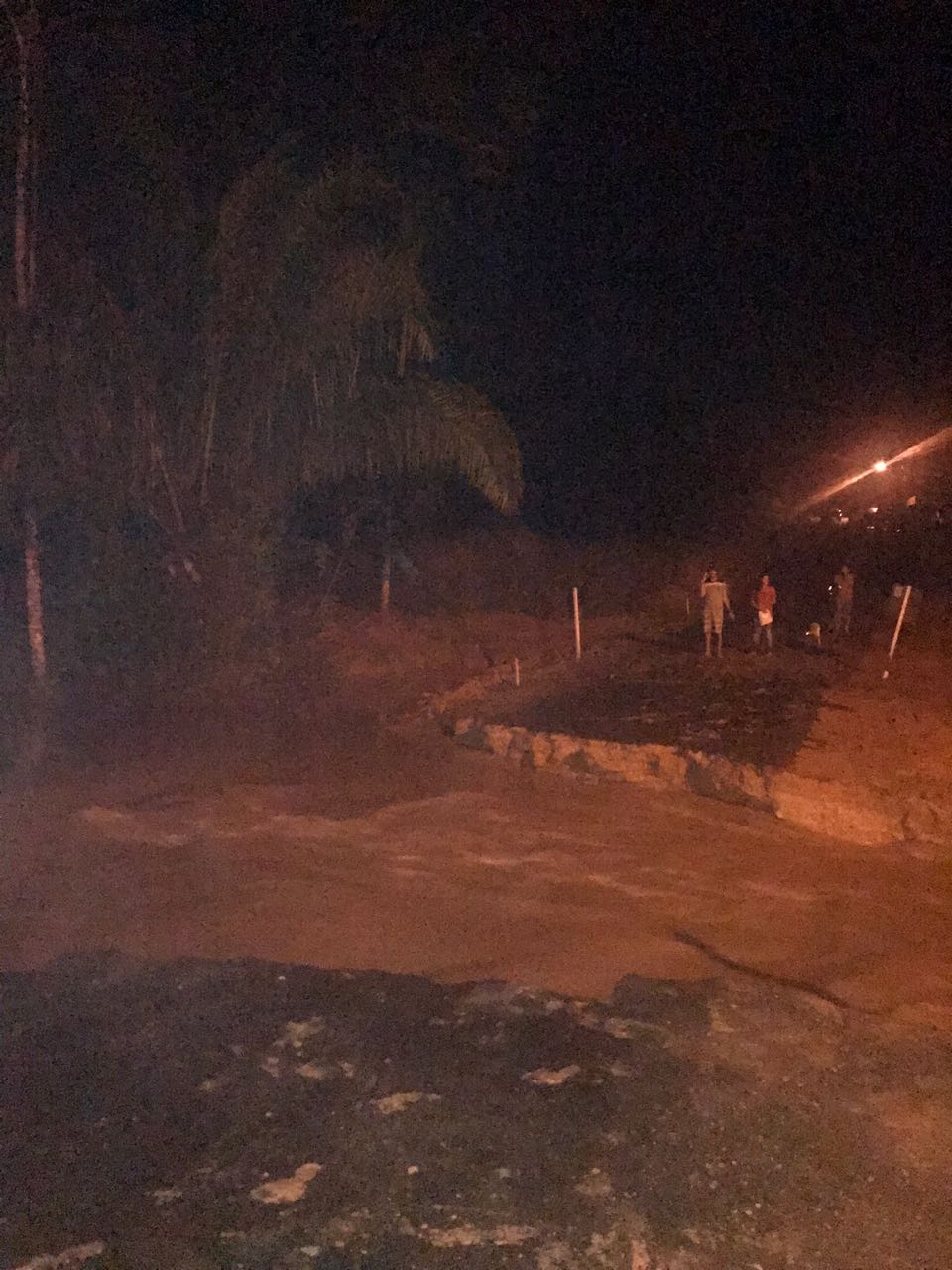 Desvio de terra na ponte do Quixadá rompe durante chuva e três pessoas ficam feridas