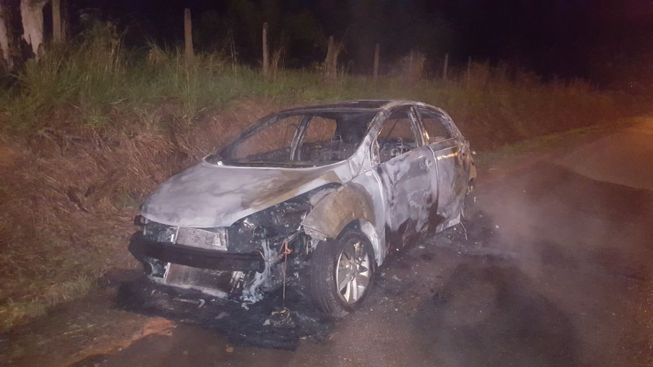 Criminosos queimam carro de policial federal após fazê-lo refém em assalto na Capital