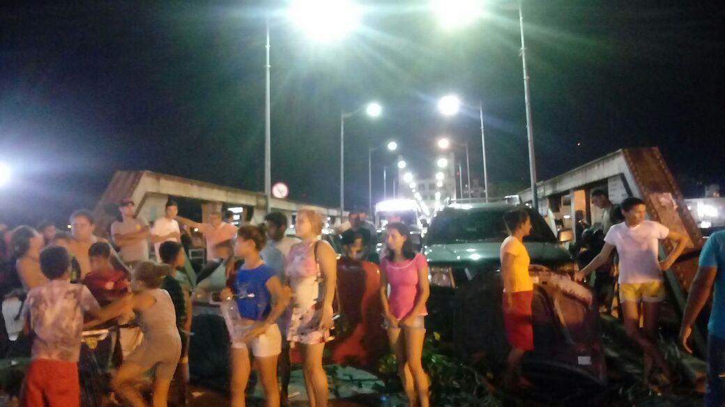 Moradores fecham saída da Ponte Metálica em protesto contra obras inacabadas