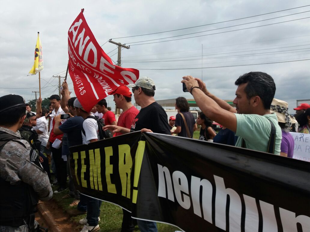 Protestantes realizam manifestação “Fora Temer” durante o encontro de governadores do Brasil