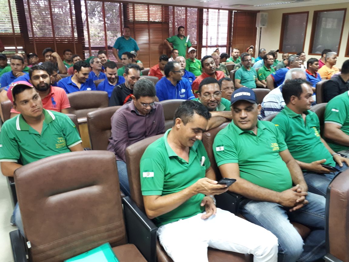 Para evitar “canibalismo”, taxistas fazem lobby contra lei de caminhoneteiros na Aleac