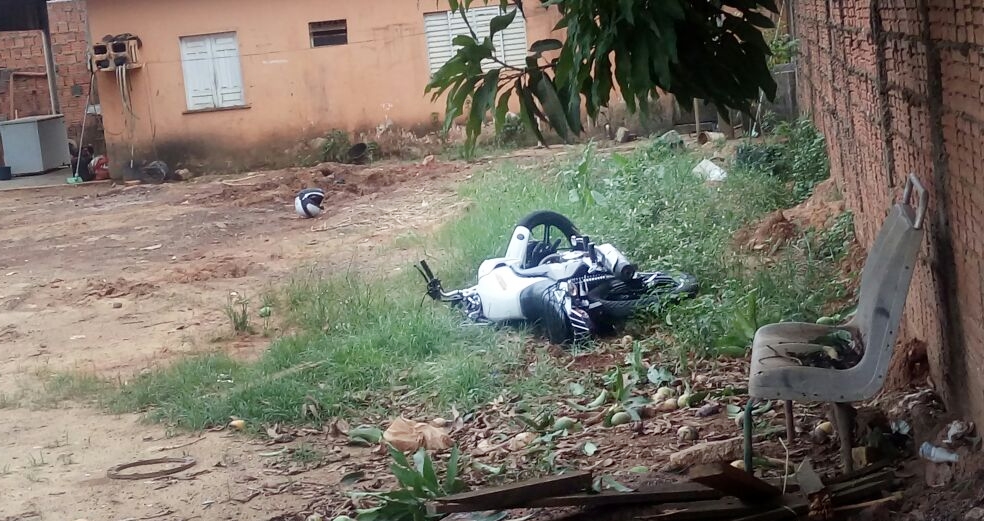 Mototaxista colide em muro e morre no bairro Santo Afonso, em Rio Branco; corpo é levado ao IML