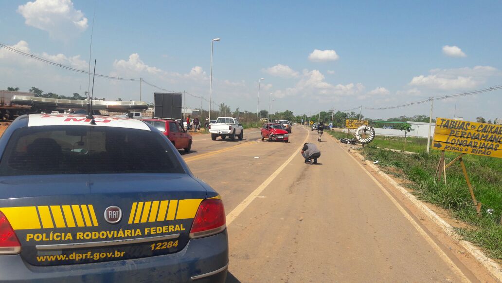 Mototaxista é gravemente ferido em colisão com carro na Via Verde, em Rio Branco
