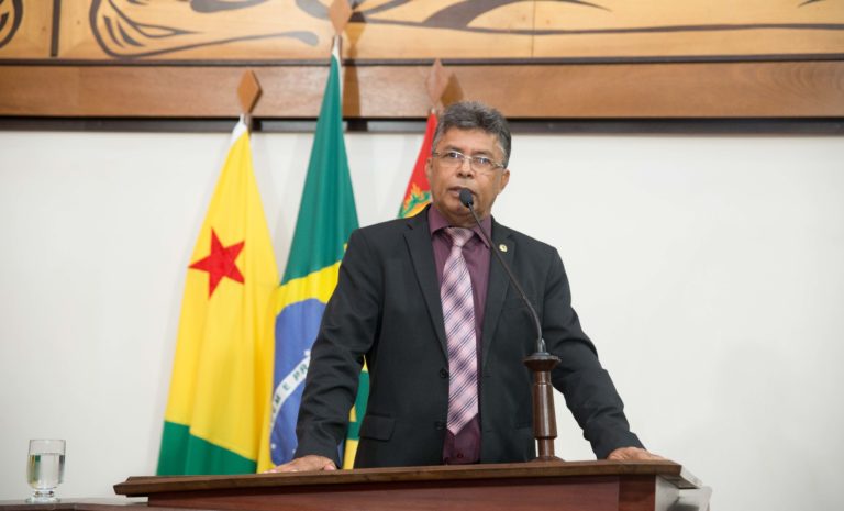 Deputado sai em defesa de Gladson e diz governador não desrespeitou mulheres ao dizer que usaria saia