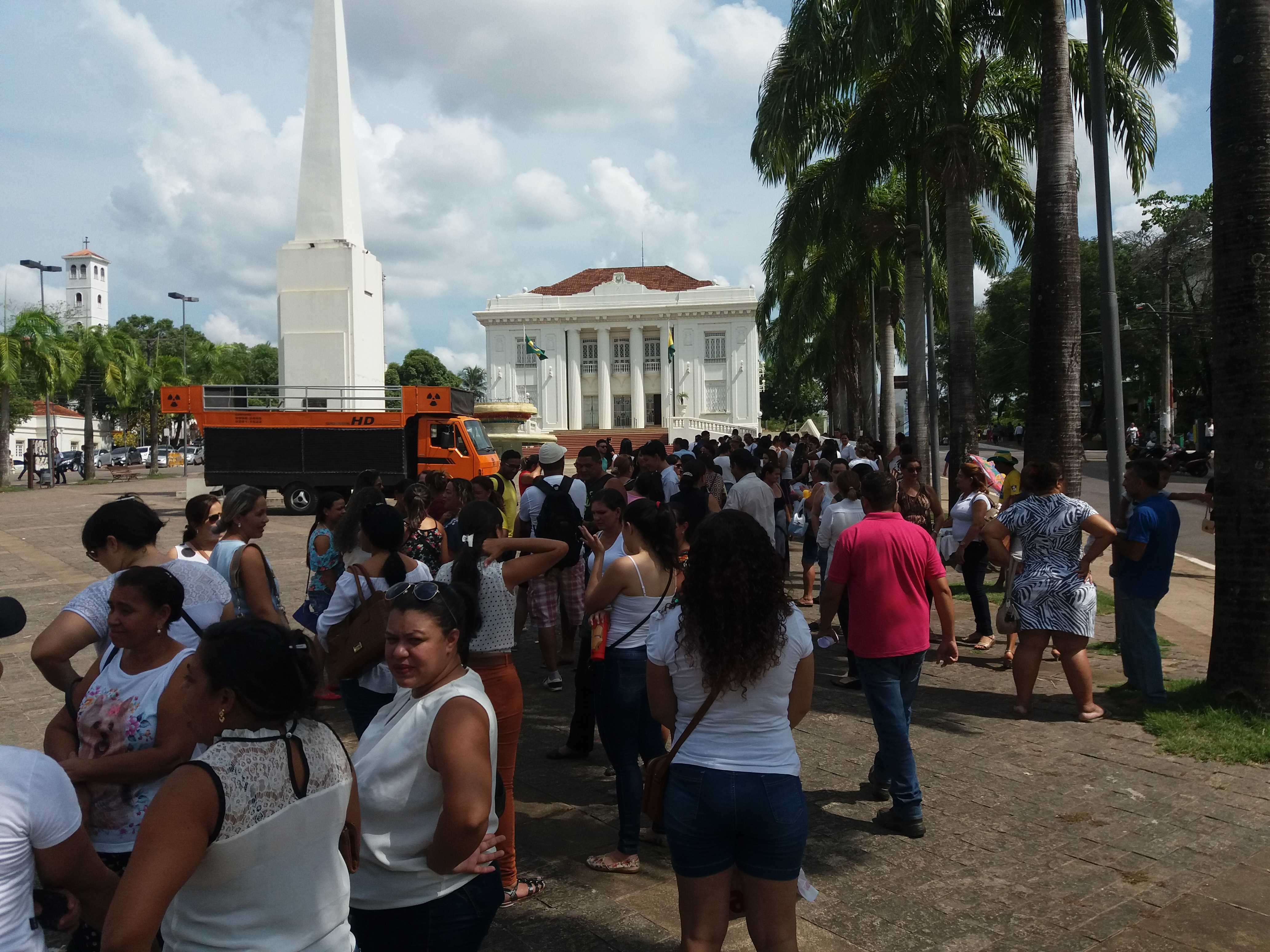 Comunidade escolar e servidores da educação realizam ato público contra violência