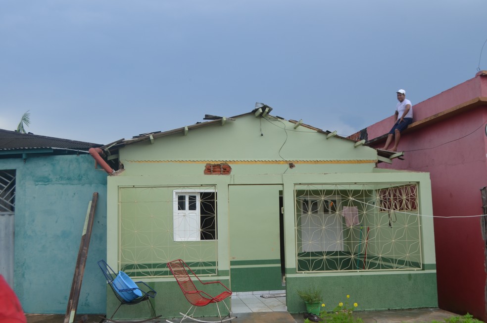 Temporal destelha casas e derruba árvores em Cruzeiro do Sul; Hospital do Juruá é afetado