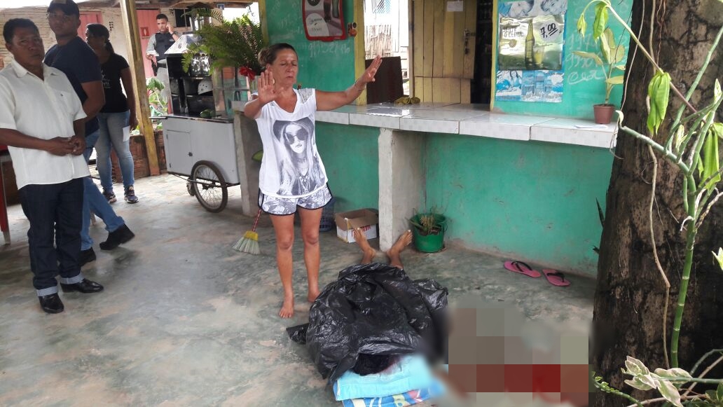 Homem é assassinado na frente da mãe com quatro tiros em bar no Beco da Ciganapolicia