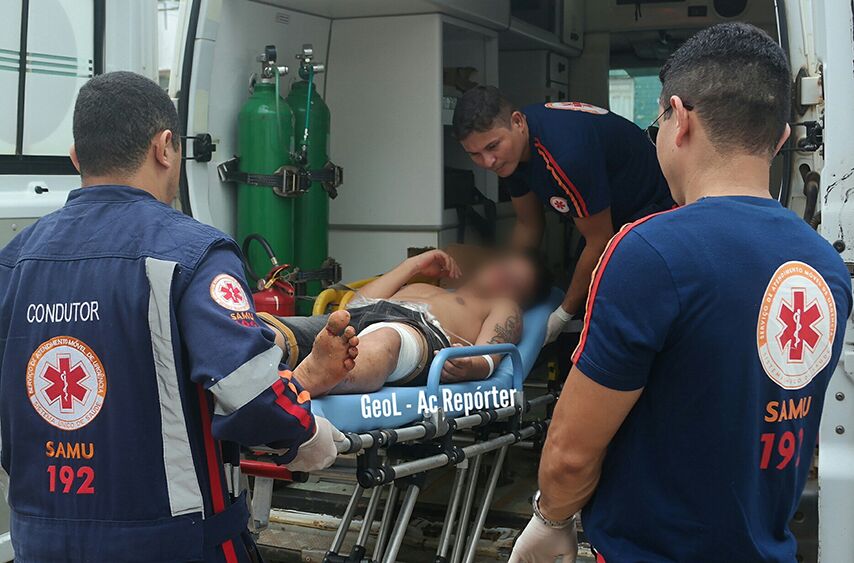 Jovem de 23 anos é baleado enquanto caminhava na Estrada da Sobral