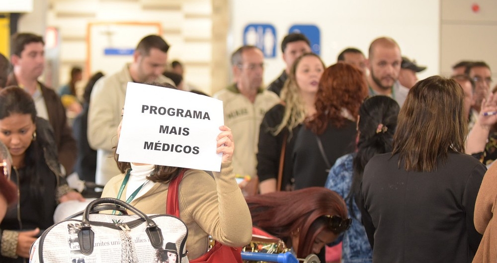 Cubanos entram na Justiça por salário integral e direito de ficar no país